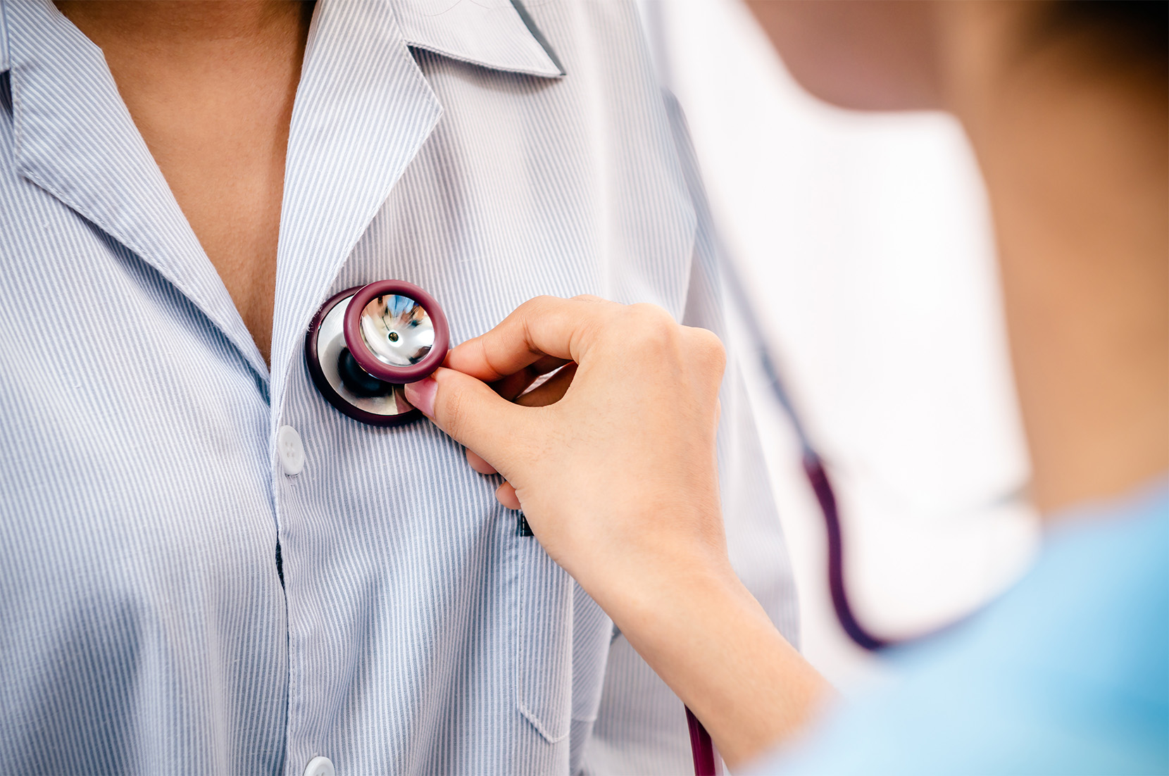blízký-záběr-na-doktorku-která-poslouchá-srdce-pacienta